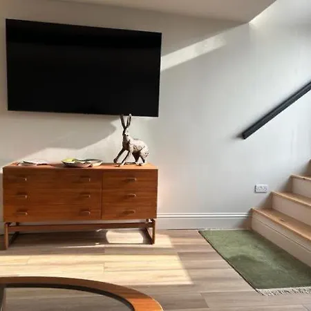 The Curious Apartment, Cheltenham-2